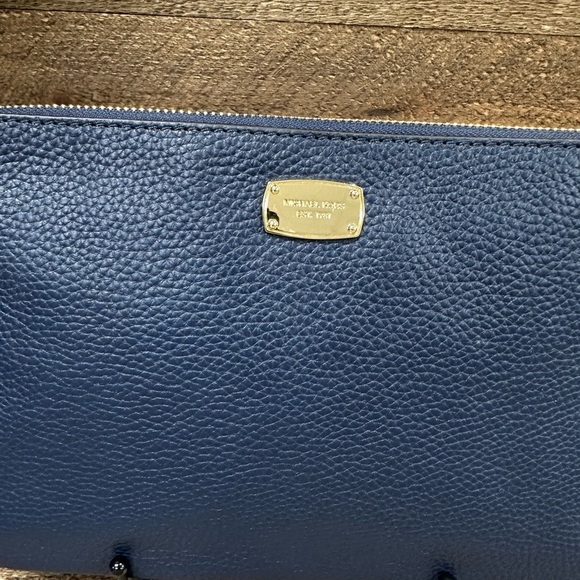 Michael Kors Jet Set XL Zip Clutch – Navy Pebbled Leather – NWT - Picture 4 of 11